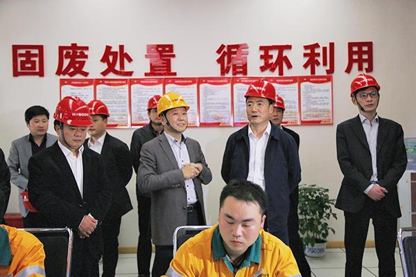 2016年3月，浙江省人大常委會(huì)副主任趙光君（右二，時(shí)任金華市委書記）來集團(tuán)調(diào)研水泥窯協(xié)同處置固廢項(xiàng)目，肯定集團(tuán)在“五水共治”、環(huán)境保護(hù)等方面作出的貢獻(xiàn)